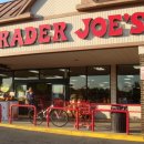 Trader Joes - 사람들로 북적이는 작은 수퍼마켓 이미지