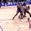 [NBA] 르브론 제임스의 비매너 플레이로 인한 벤치클리어링 발생.gif 이미지