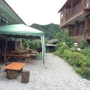 강가에 하얀집 펜션 이미지