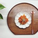 단정한 꽃잎 시리즈 접시와 우드 반달 트레이로 깔끔 플레이팅 완성 ⓦ오이시이키친