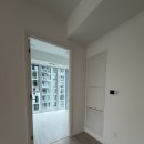 🏡 $3100 킹웨스트 밝고 세련된 2베드 2욕실 코너 유닛 10월 20일 입주 라커&amp;인터넷 포함! 이미지