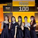 빌보드 K POWER 100 시상식에서 전홍준 대표와 사진 찍는 피프티 피프티 2기 이미지