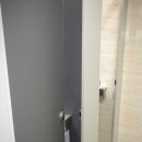 동일색상 대비를 통한 시크한 매력을 발산하는 HPM 화장실칸막이(경기 성남 판교 화장실 큐비클) 이미지