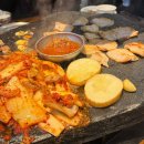 세븐일레븐가정호반점 | 인천 가정동 맛집 "석암생소금구이" 돌주물판 위에서 구워먹는 천겹살과 충주 사과 발효 김치