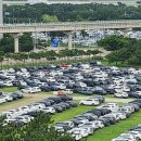 잔디까지 꽉 찼다...휴가철 맞은 인천공항 &#39;주차 전쟁&#39; 시작 이미지