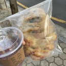 (주)커피빈코리아 강동경희대병원앞점 | 뭐먹지? 7화] 스타벅스 크리스마스 음료 3종과 커피빈 블랙쿠키 신메뉴 마셔봄! 코로나19 접촉자로 분류...