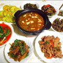 엄마의 김치찌개 밥상 이미지