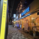 카페 음료와 디저트 이미지