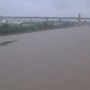 폭우로 하천 범람 이미지