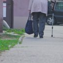 일명 ‘노인 자세’… 나이 들수록 팔을 등 뒤로 한 채 걷는 이유는? 이미지