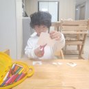 소근육 발달 놀이 가위로 종이 자르기 놀이하기