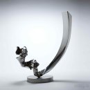 금속의 단단함과 차가움을 부드럽고 유연한 형태로 변형시키는 독특한 조각 작품, 심병건 작가 이미지