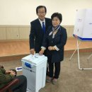 4.12괴산군수 보선 투표하는 후보자들과 부인. 이미지