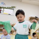 습자지를 찢으며 놀이해요 이미지