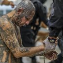 4만명의 갱단 용의자를 수용하는 엘살바도르의 초대형 교도소 공개 이미지
