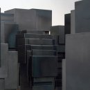 안토니 곰리 작품 Antony Gormley occupies French gallery with monumental metal sculptures 이미지
