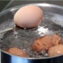 손만 대도 달걀껍질이 훌러덩 벗겨진다는 달걀 삶는 방법 이미지