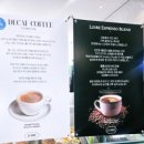 루아르(Loire) | 드라이브 카페 추천 - 수영장 뷰와 책이 있는 감성 공간, 신상 대형 카페 '루아르' 내돈내산 솔직후기