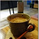 [오륜대커피] 부드러운 황토길을 맨발로 걷는 편안한 느낌을 갖게 하는 커피숍 ~ 카페감 이미지
