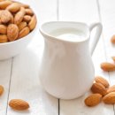 트립토판, 멜라토닌, 마그네슘 등 수면 유도 영양소가 풍부한 음료 이미지