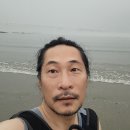 광안리 해변을 맨발로 달리는 사치 이미지