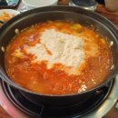 하얀 콩이 들어간 동숙이생고기콩김치찌개
