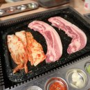 친구와 돌담길 이미지