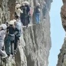 절벽에 1시간 동안 갇힌 관광객들... 중국 옌당산 관계자 &#34;구조 원하면 1인당 6만원&#34; 이미지