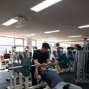 바벨과 사람 헬스클럽 이미지