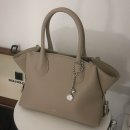 새사르 | 내돈내산 20·30대 디자이너 브랜드 가방 추천｜사르투(SARTU) - 타이 토트백 토프(TYE tote bag Taupe)