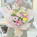 연보라(주) | 꽃집 반여동꽃다발 부산꽃집] 26년 두번째 졸업꽃다발 핑크 옐로우 연보라 꽃다발 곰돌이학사모꽃다발