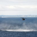 RIMPAC 14 훈련중 기뢰제거 연습하는 미 상륙함과 MH-53E 소해헬기 이미지