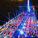 세계에서 가장 긴 중국의 강주아오 대교에서 펼쳐진 자율주행 퍼레이드. 이미지