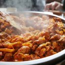 돼지에서 닭으로, 석쇠에서 철판으로…춘천 닭갈비의 변신은 현재 진행형 이미지