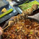 템플스트리트 야시장 현지인 맛집- 쓰촨비비큐레스토랑 . 맥주와 꼬치구이가 있는 곳.