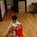 [동영상] 장호(04년1월20일) 칠곡 화성센트럴파크 보조기/음악소리에 짝짜꿍, 몸 흔들흔들 / 혼자 걸어다님. 이미지