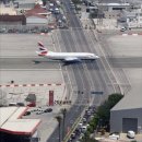 비행기 건널목이 있는 지브랄타 공항(Gibraltar Airport) 이미지