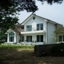 숲속의 하얀집 이미지