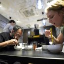 배가 울린다: 일본 식당들이 관광객 물가 상승으로 인해 비난을 받고 있다 이미지
