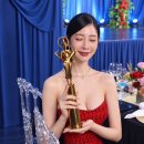 클라라, 과감한 드레스로 방콕 수놓다!…고혹 흑백·강렬 레드로 '영광의 밤' 화려한 드레스 자태 이미지