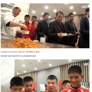 국제 유소년 축구대회때 춘천닭갈비 먹어보는 북한 슨슈들 이미지