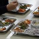 '염치없는 선생님들'…학생용 급식으로 공짜 식사 이미지