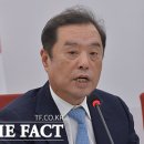 '친절한' 김병준 비대위원장, 자택 앞 취재진에 '문자'
