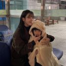가수 겸 배우 아이유, 어린 금명이 껴안고 머리에 손 얹는 다정한 투샷 "행복했고 보고 싶어요" 이미지