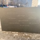 ‘허블레아니 침몰 사고의 희생자들을 기리며’가 새겨져 있으며, 추모비 뒷면에는 사고 경위와 희생자들의 이름이 한국어와 헝가리어, 영어로 이미지