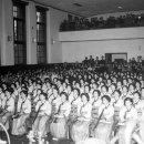 1965년 서울여자대학교 졸업식에서 한복을 곱게 차려입은 졸업생들이 강당에 나란히 앉아 있다. 이미지