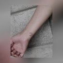요즘 트렌디한 달을 소재로한 손목미니타투~