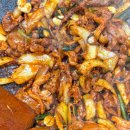 소온실 | 맛집] 동백꽃 핀 온실 정원에서 즐기는 '므쇠 솥뚜껑 닭볶음탕' : 동백온실 솔직후기 (예약/애견동반) 🌺🥘