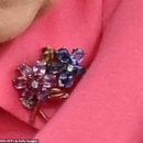 Queen wore ruby and sapphire flower brooch gifted by her parents 이미지