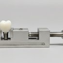 P.L(피엘) 치과기공소 | 임플란트 치기공부터 정밀 가공까지! 윈텍 자체 제작 초소형 정밀 바이스 출시